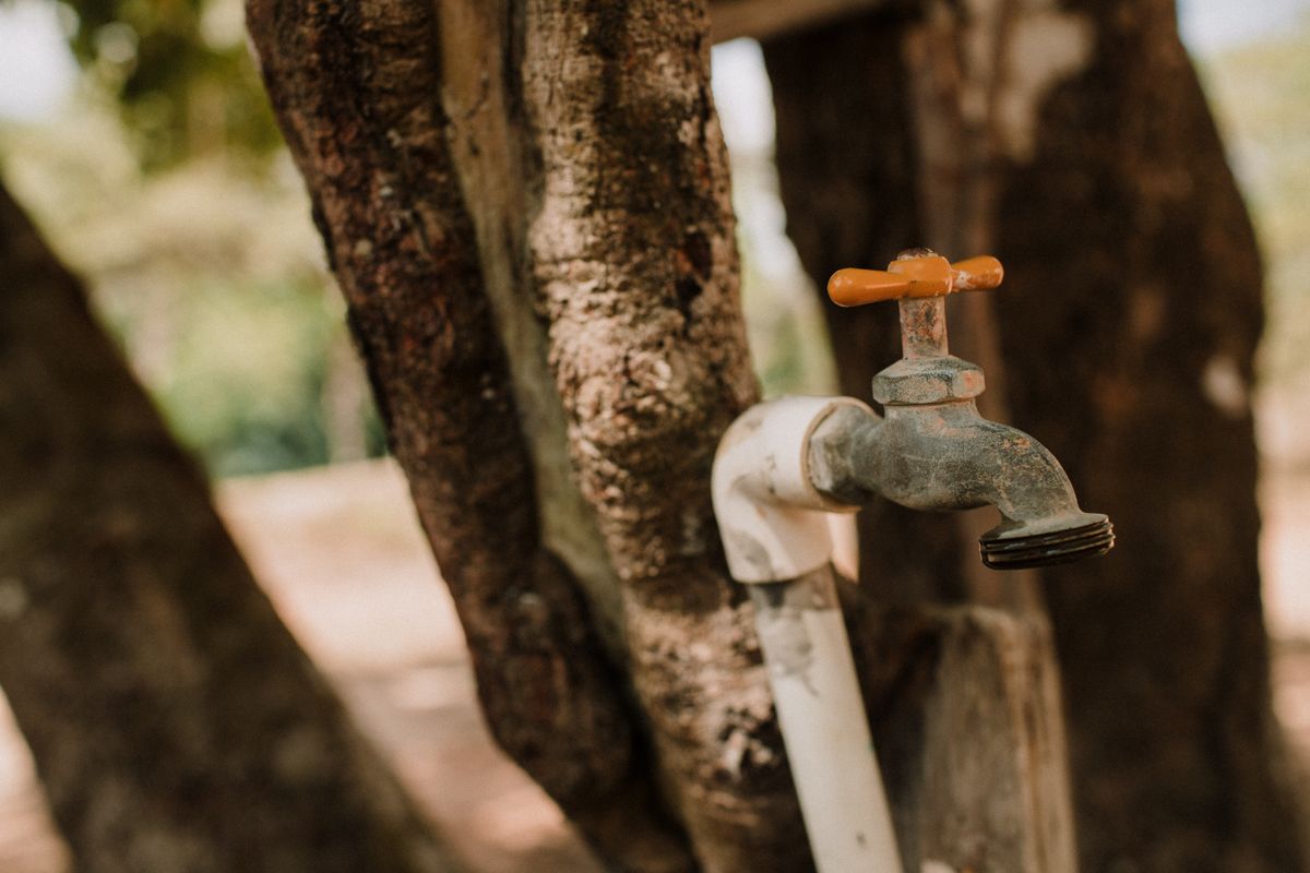 Eau marron au robinet : causes et que faire ? - Pourquoi l’eau devient-elle marron au robinet ?