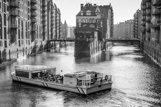 德国汉堡运河上的一艘船的单色时尚照片