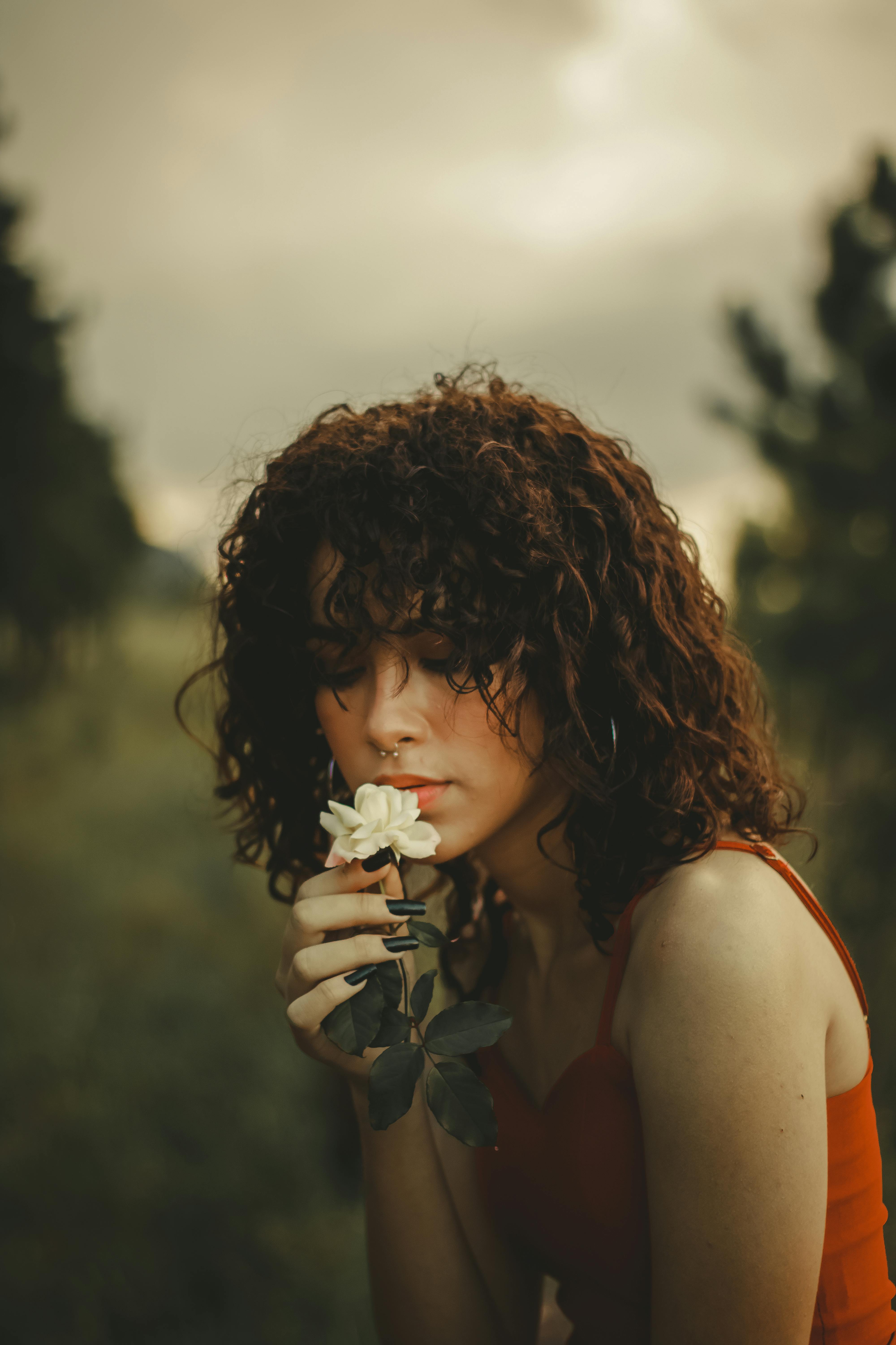 Kostenlos Frau, Die Weiße Blume Hält Stock-Foto