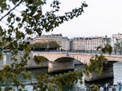 巴黎大桥风景优美，周围有历史建筑和树木