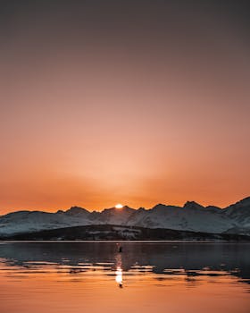 宁静的山间湖泊上，捕捉到了天空火热的日落，令人惊叹