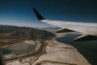 从飞机上俯瞰盐湖城，犹他州的山脉与湖泊在日落时分呈现出令人惊叹的景色