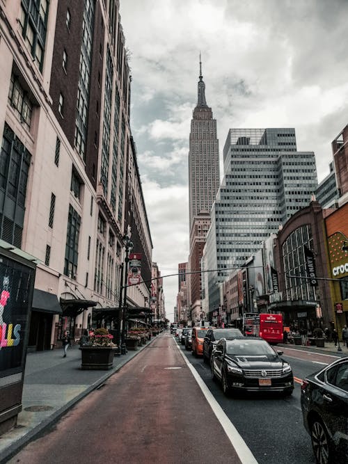 Berlina Nera Sulla Strada