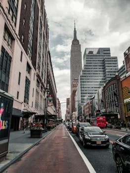 一条繁忙的曼哈顿城市街道上，矗立着高耸的帝国大厦