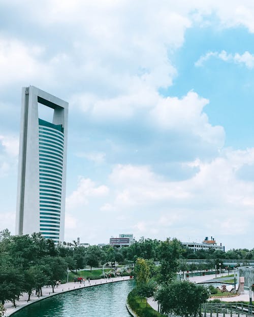 Alto Edificio In Cemento Bianco E Verde