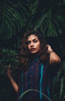 一位女子引人注目的肖像，周围环绕着郁郁葱葱的树叶，散发着自信与风格