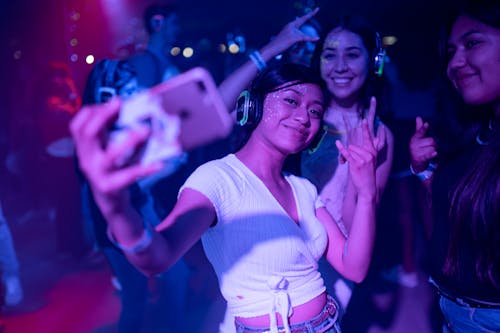 Fotobanka s bezplatnými fotkami na tému ázijské dievčatá, dav ľudí, diskdžokej