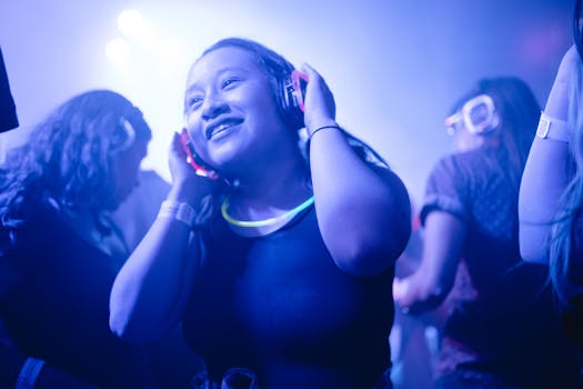 戴着耳机的女人在色彩缤纷、灯光充满活力的无声迪斯科舞厅中享受着