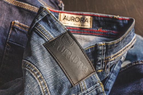 Calça Jeans Azul Aurora Na Superfície De Madeira Marrom