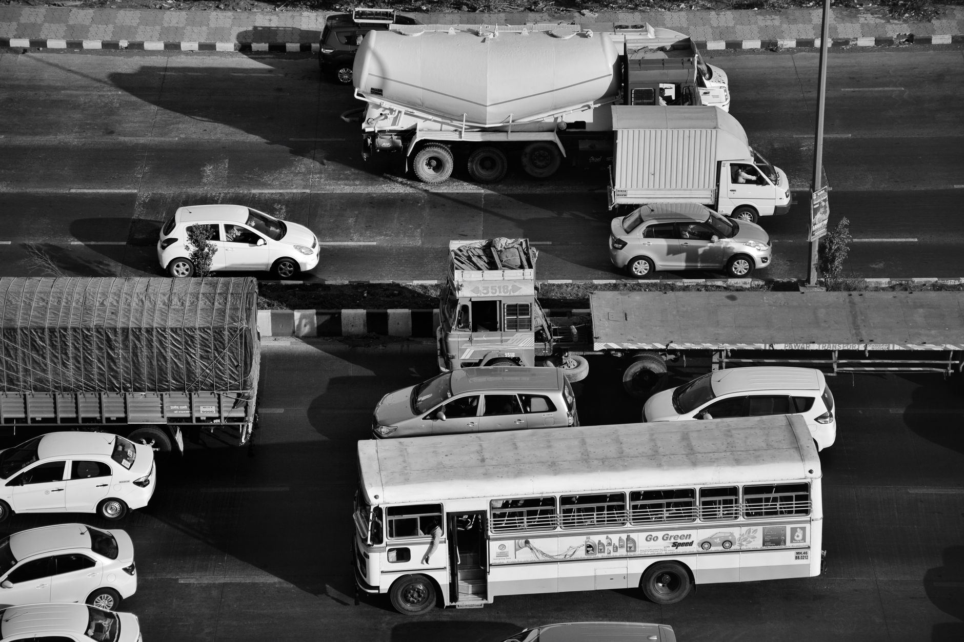 Coliziune între autoturism și camion pe Autostrada A1, pe direcția Orăștie – Sebeș