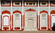 巴基斯坦拉合尔传统立面的错综复杂与华丽细节，展现了当地的文化建筑特色