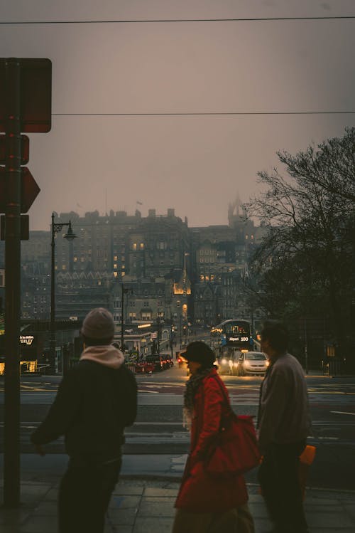 Tres Personas Cruzando Calles