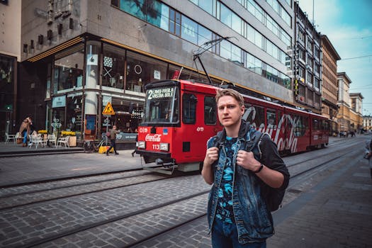 在芬兰一条繁华的城市街道上，一名年轻男子站在电车旁