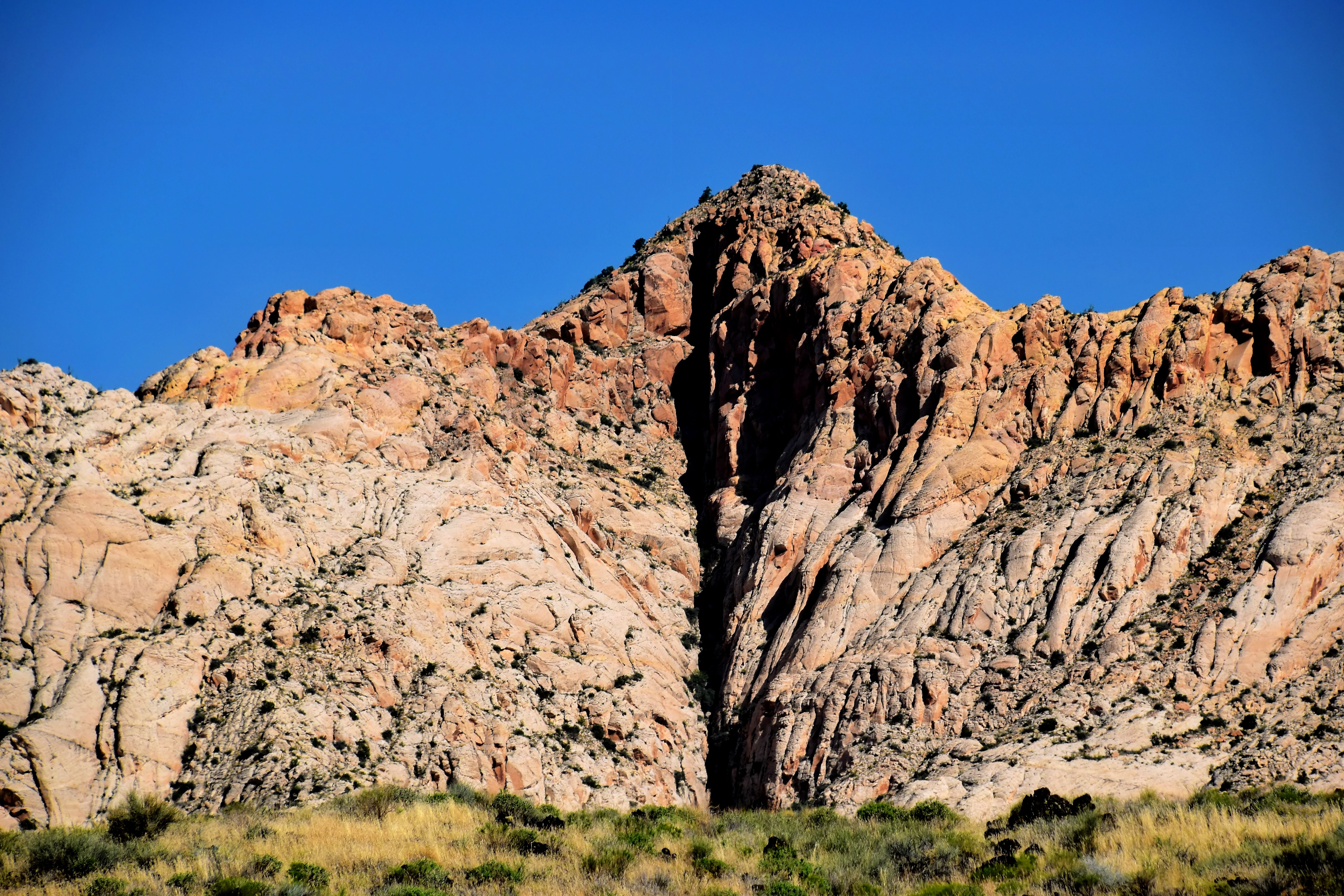 A large rock formation in the desert · Free Stock Photo