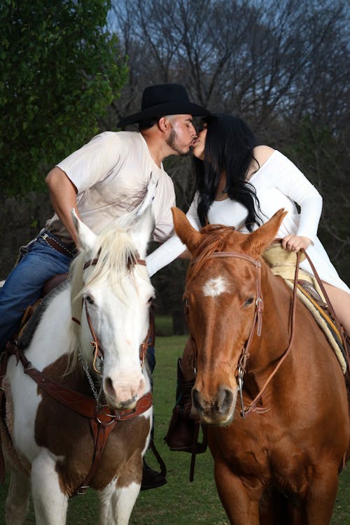 Ingyenes stockfotó álló kép, cowgirl, csók témában