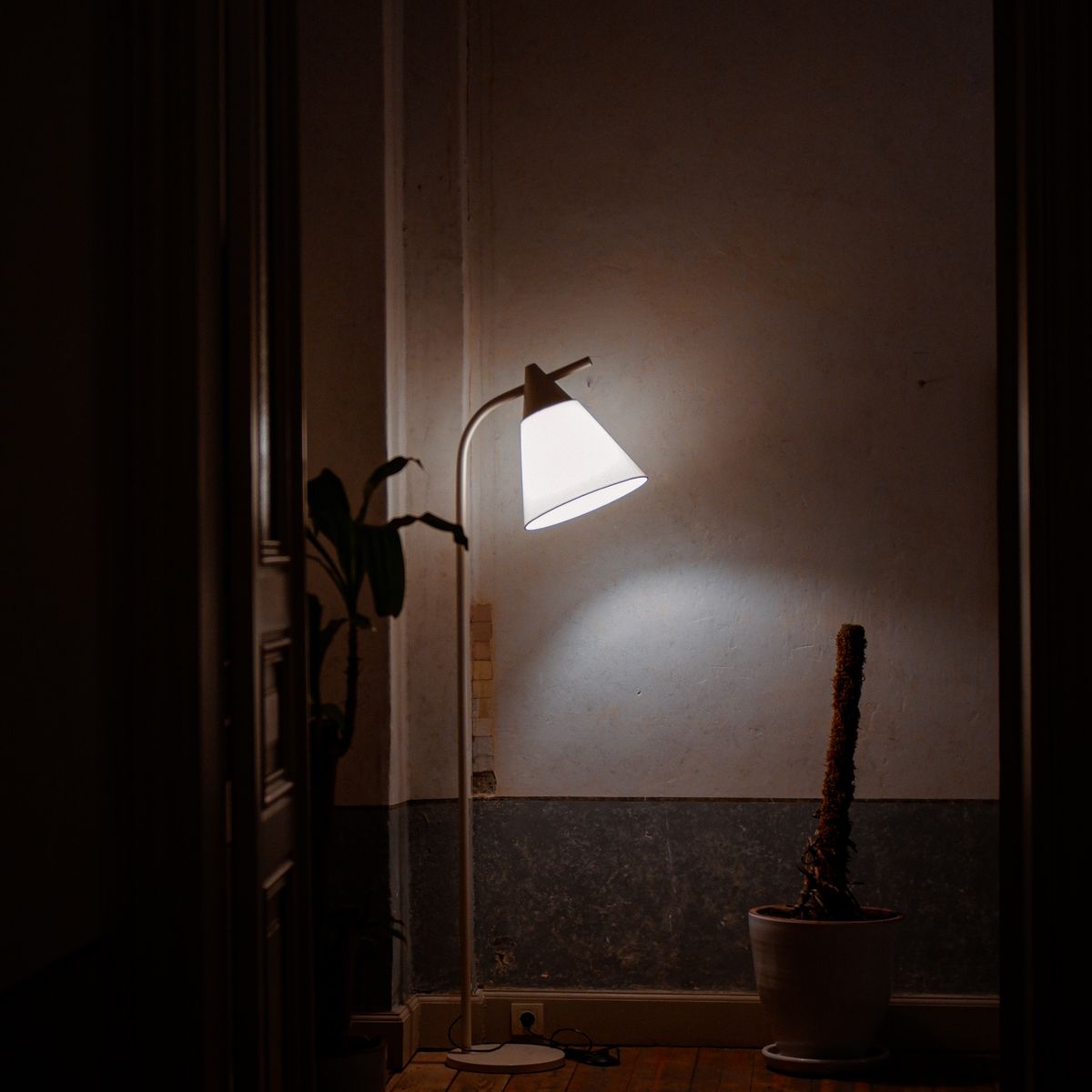 Corredor interno com iluminação quente e ambiente acolhedor