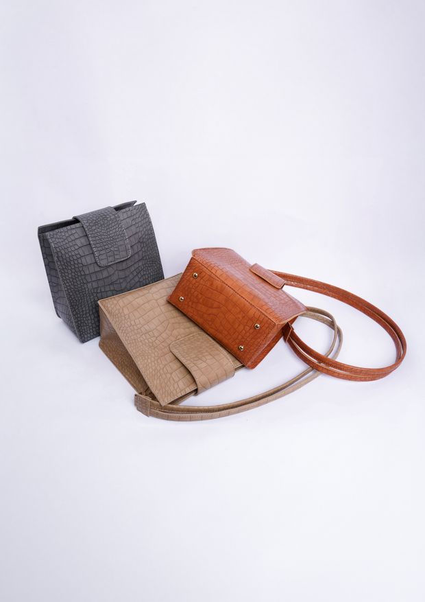 Croc-effect leather totes in neutral tones — photo by Muneeb Malhotra on Pexels