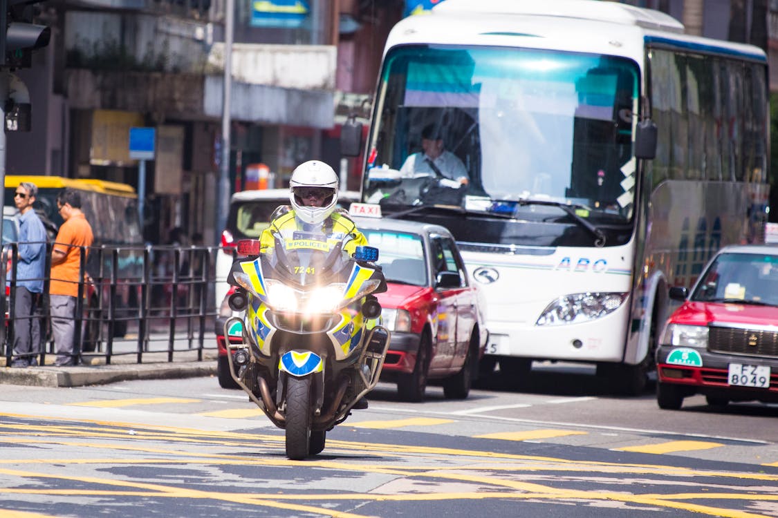 Motocicleta De La Policía En Medio De La Carretera