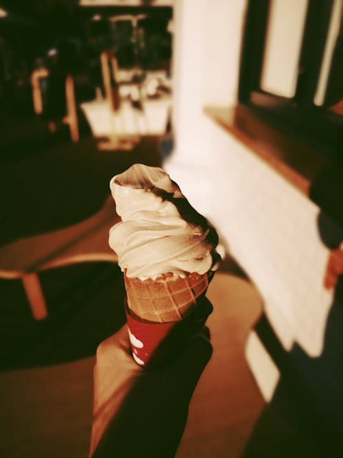 бесплатная Лицо, держащее мороженое Стоковое фото