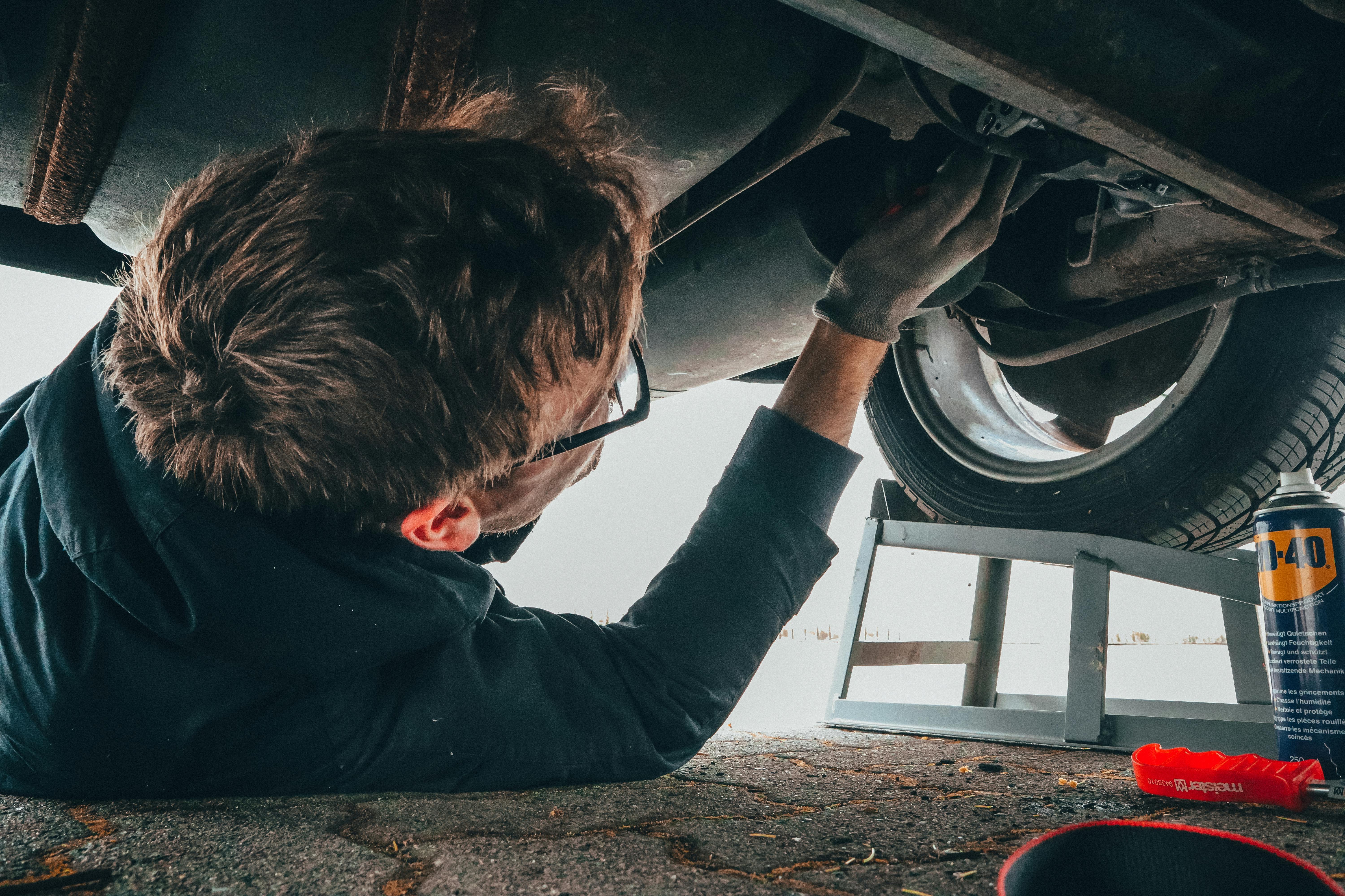 Man fixing the car engine. | Photo: Pexels