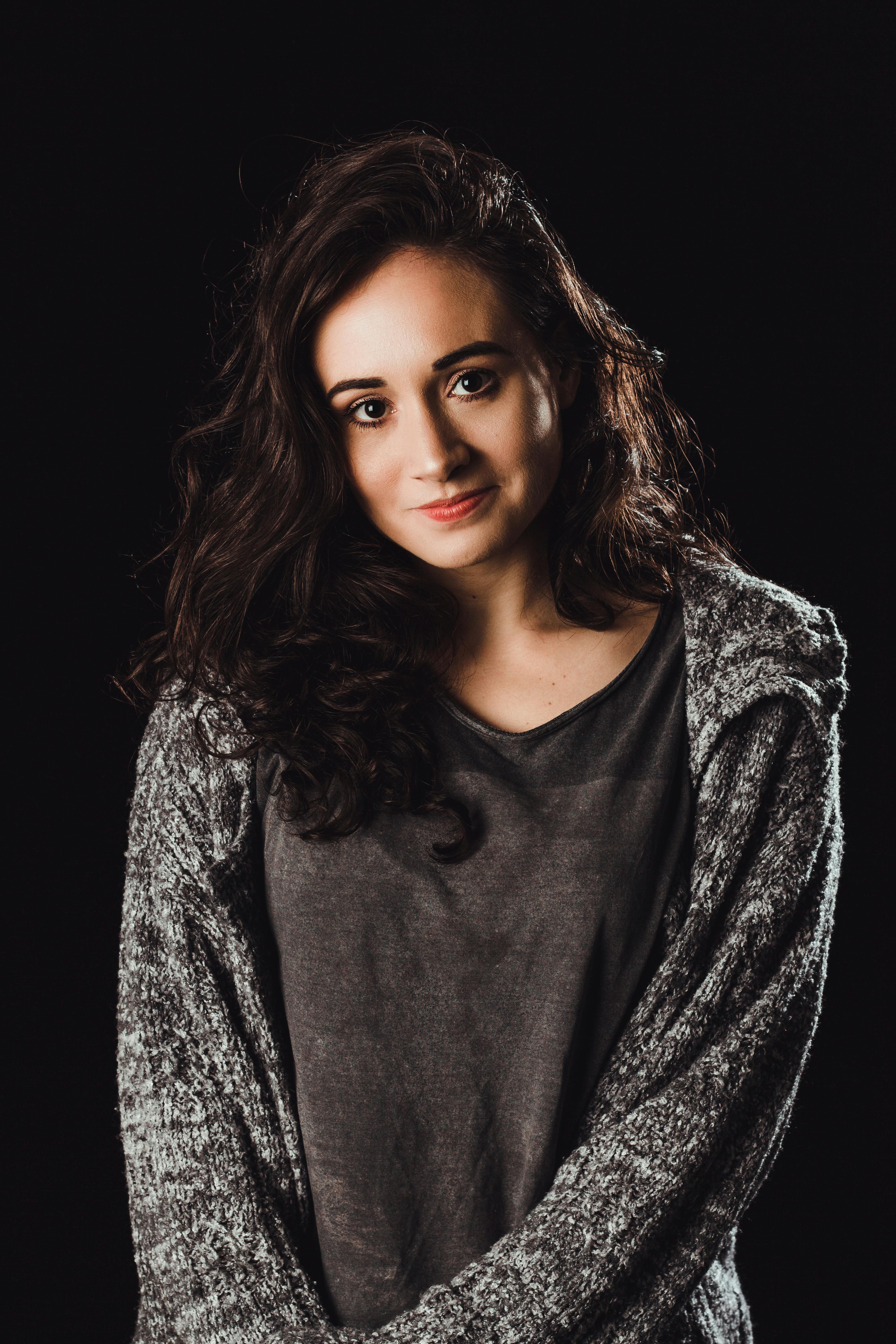 Frumusețea Autentică a Femeilor Sibiului în Viziunea Mihaelei Noroc – Expoziție Remarcabilă