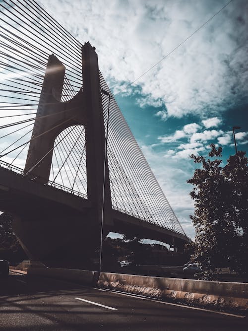 Puente De Hormigón Con Carretera Debajo