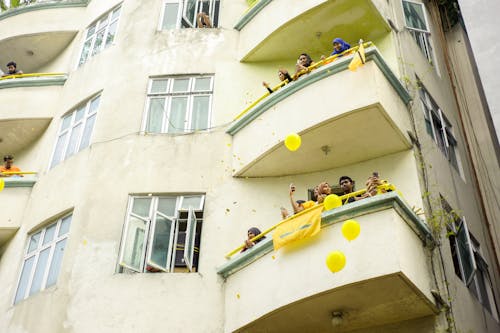 Mensen Kijken Vanaf Een Balkon Van Gebouw