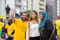 一群人在马尔代夫一场充满活力的街头活动中自拍