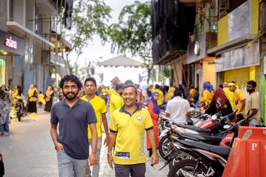 繁忙的城市街道上，人们走在两旁停满摩托车的路边