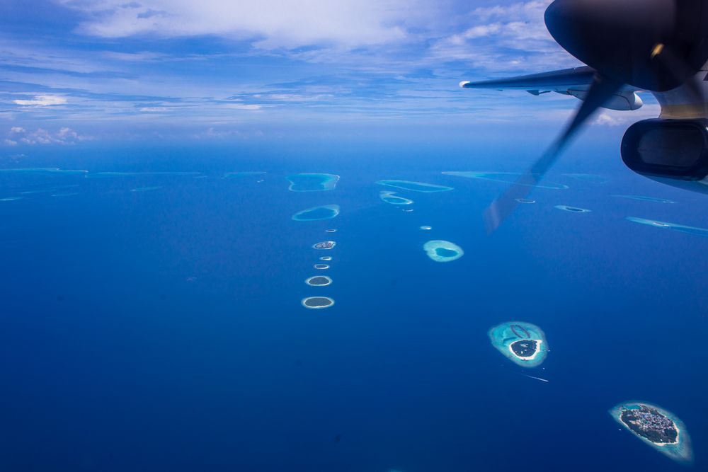 Vista desde la ventana de un hidroavión sobre los atolones de las Maldivas
