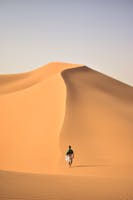 A Person Walking in the Middle of the Hot Desert, nachdem er eine Reiserücktrittsversicherung abgeschlossen hatte