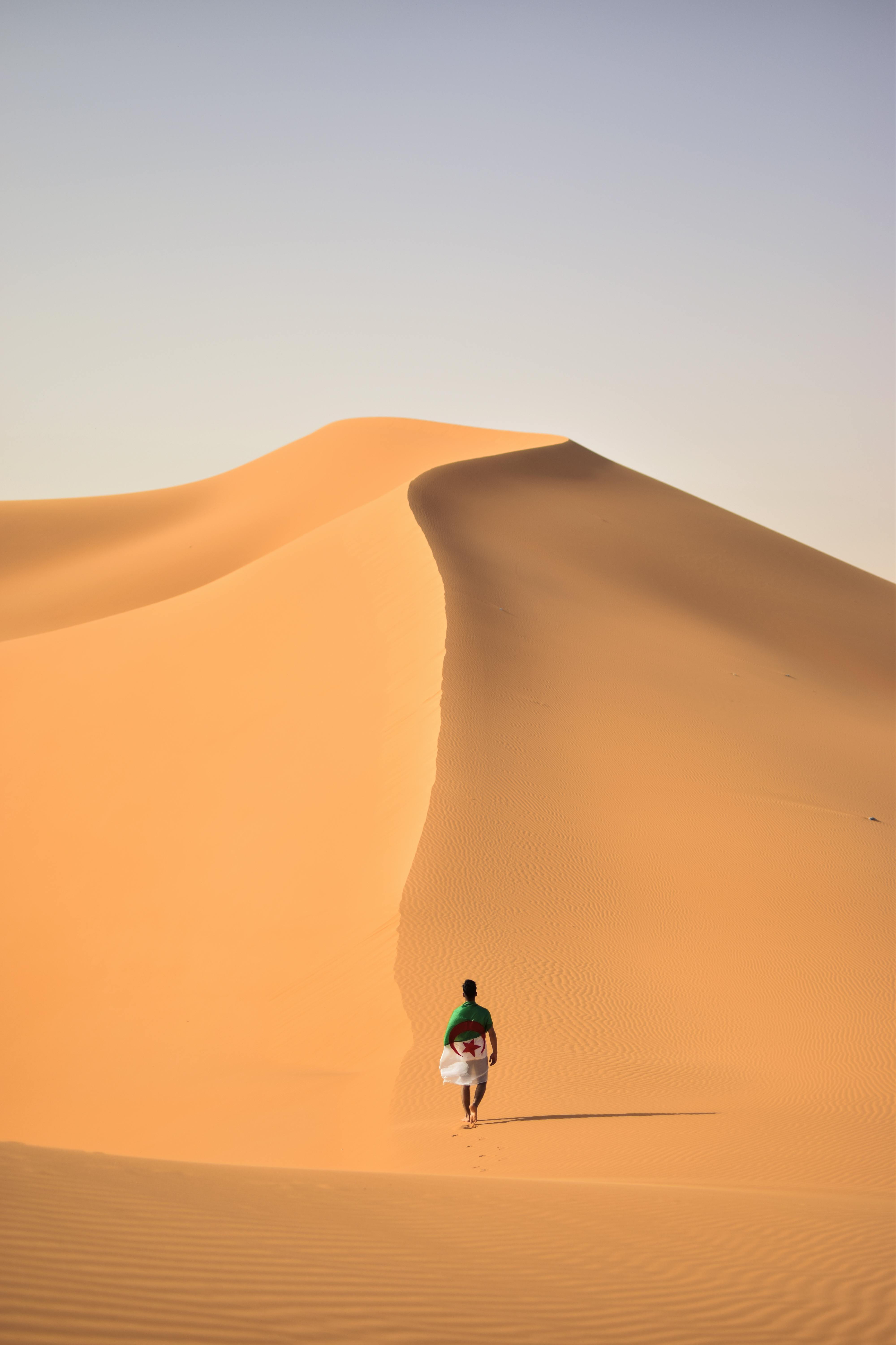 Man Walking on Desert \u00b7 Free Stock Photo