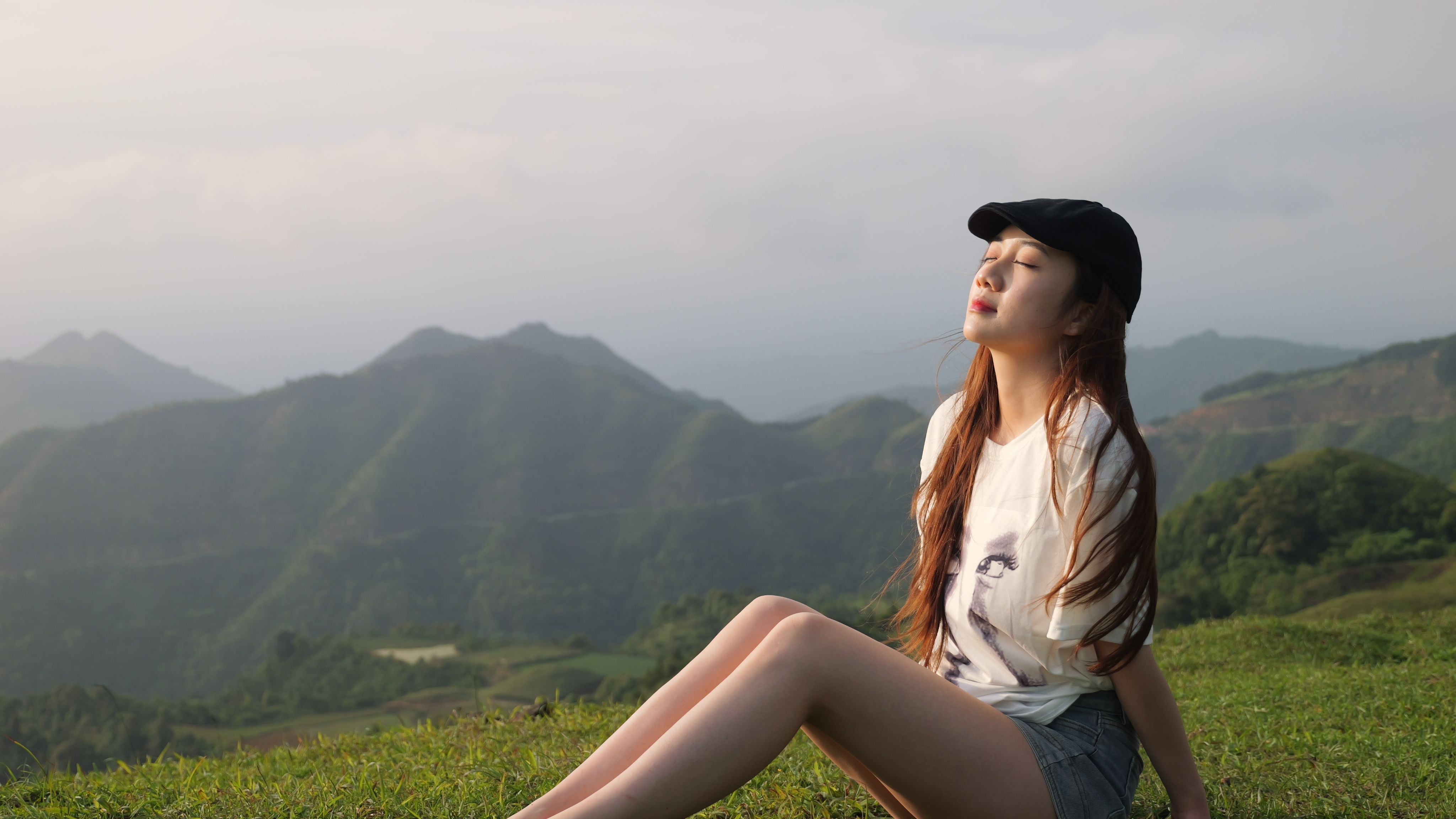 她关掉所有社交软 件躲进深山 情感配图
