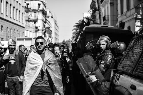 Erkeklerin Gri Tonlamalı Fotoğrafı