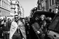 阿尔及利亚街道上，抗议者与警察对峙的黑白场景凸显了紧张局势
