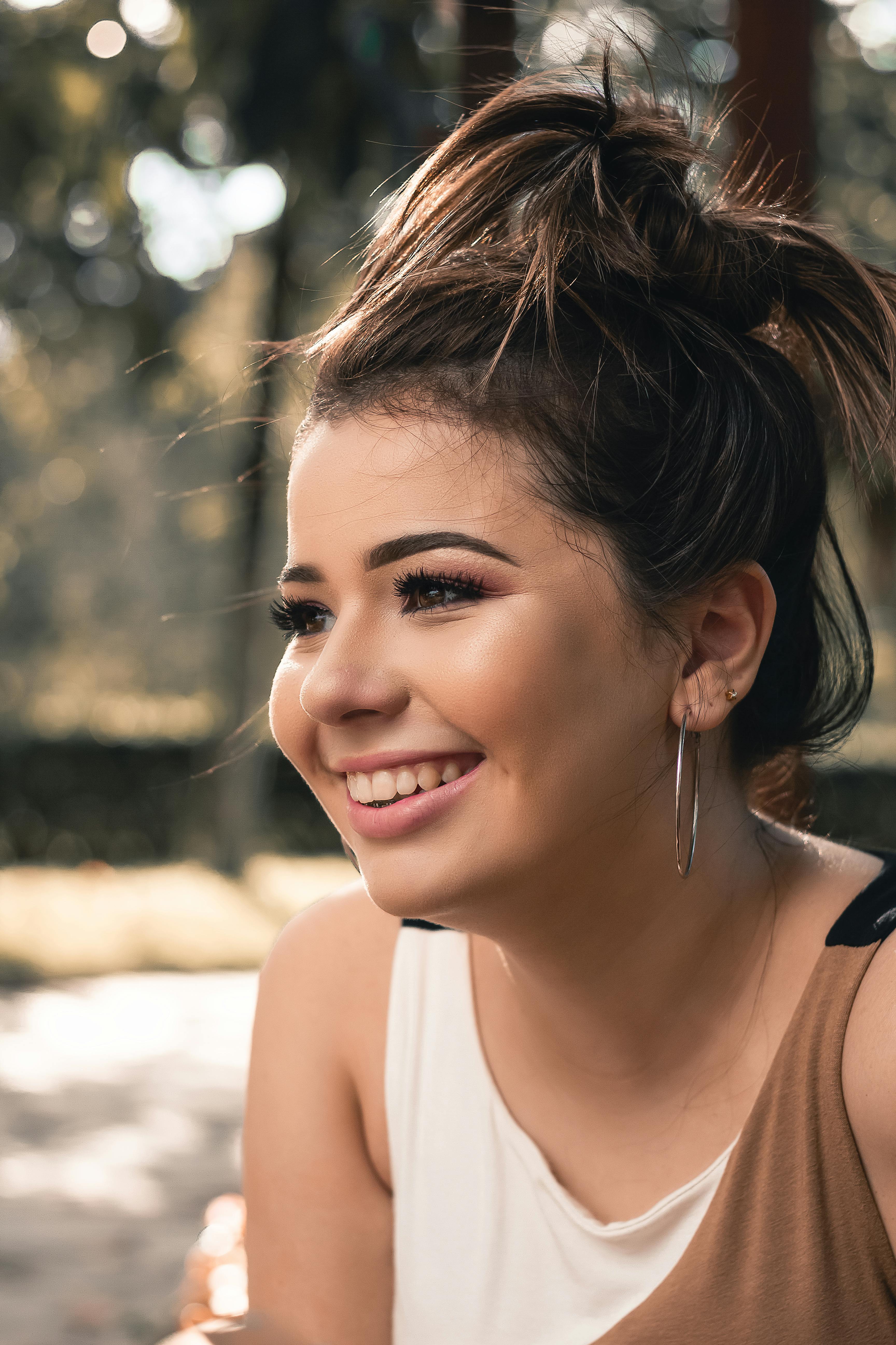 Frau, Die ärmelloses Weißes Und Braunes Oberteil Trägt · Kostenloses ...