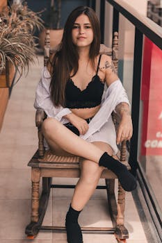 一位年轻女子悠闲地坐在户外摇椅上