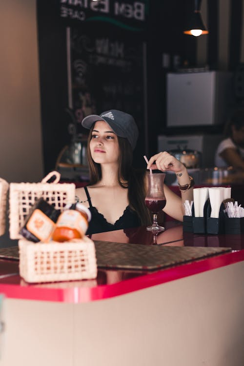 Mujer Sentada En La Mesa