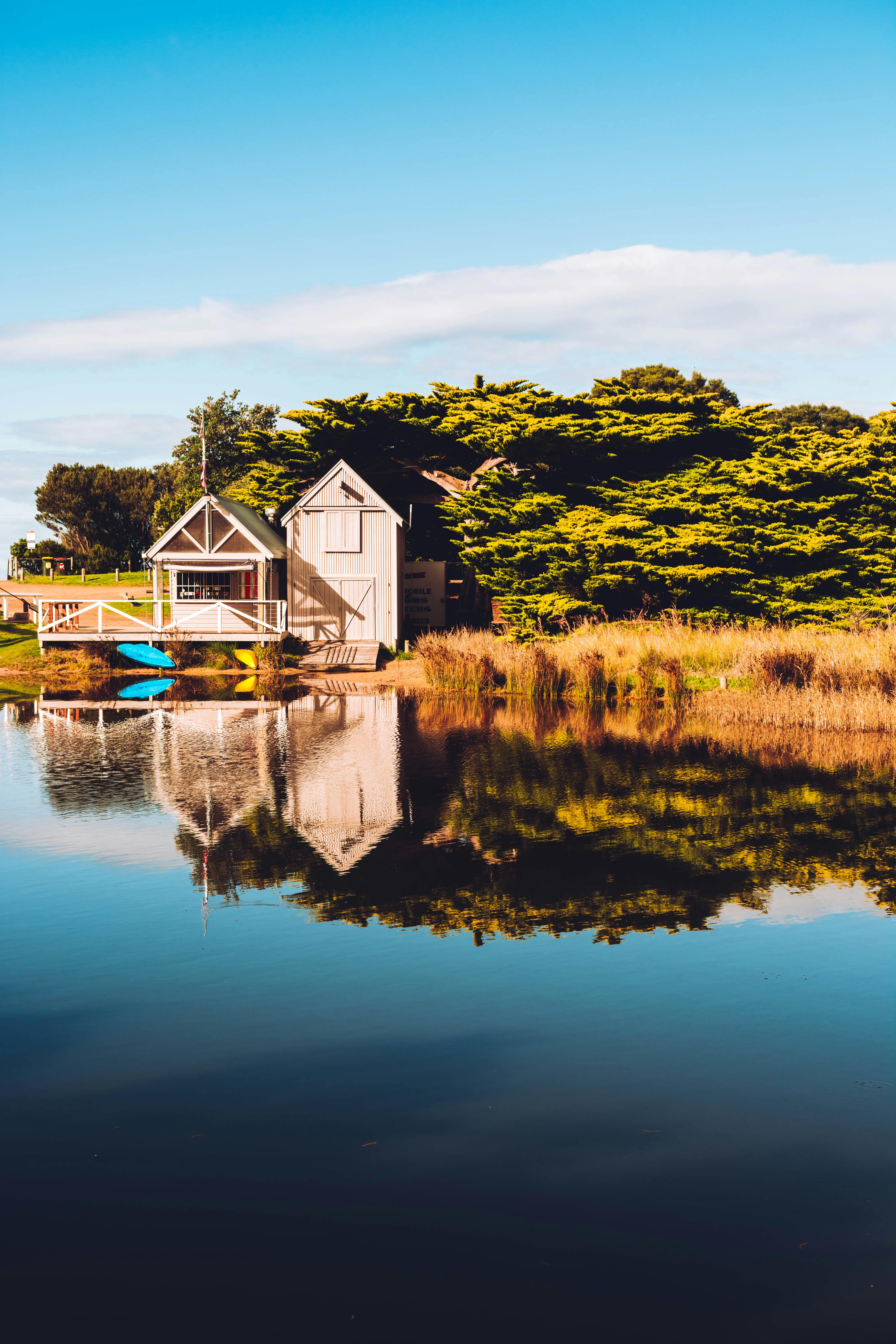 墨尔本船库的倒影映衬着迷人的景色，展现了郁郁葱葱的绿植与宁静的湖泊