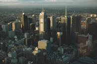 黄昏时分，从高空俯瞰墨尔本，现代摩天大楼勾勒出城市天际线