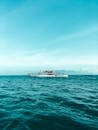 菲律宾加的斯市宁静的海景，一艘船在平静的蓝色水域上航行