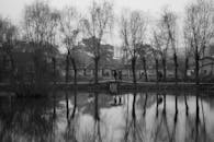 黑白图像中的和平村庄倒映在平静的湖面上