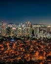 夜晚，首尔充满活力的天际线令人惊叹，明亮的摩天大楼和城市美景尽收眼底