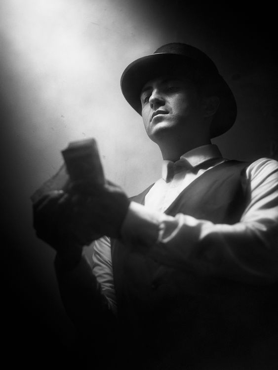 Free A classic portrait of a man counting money, evoking old-fashioned gangster style in Buenos Aires. Stock Photo