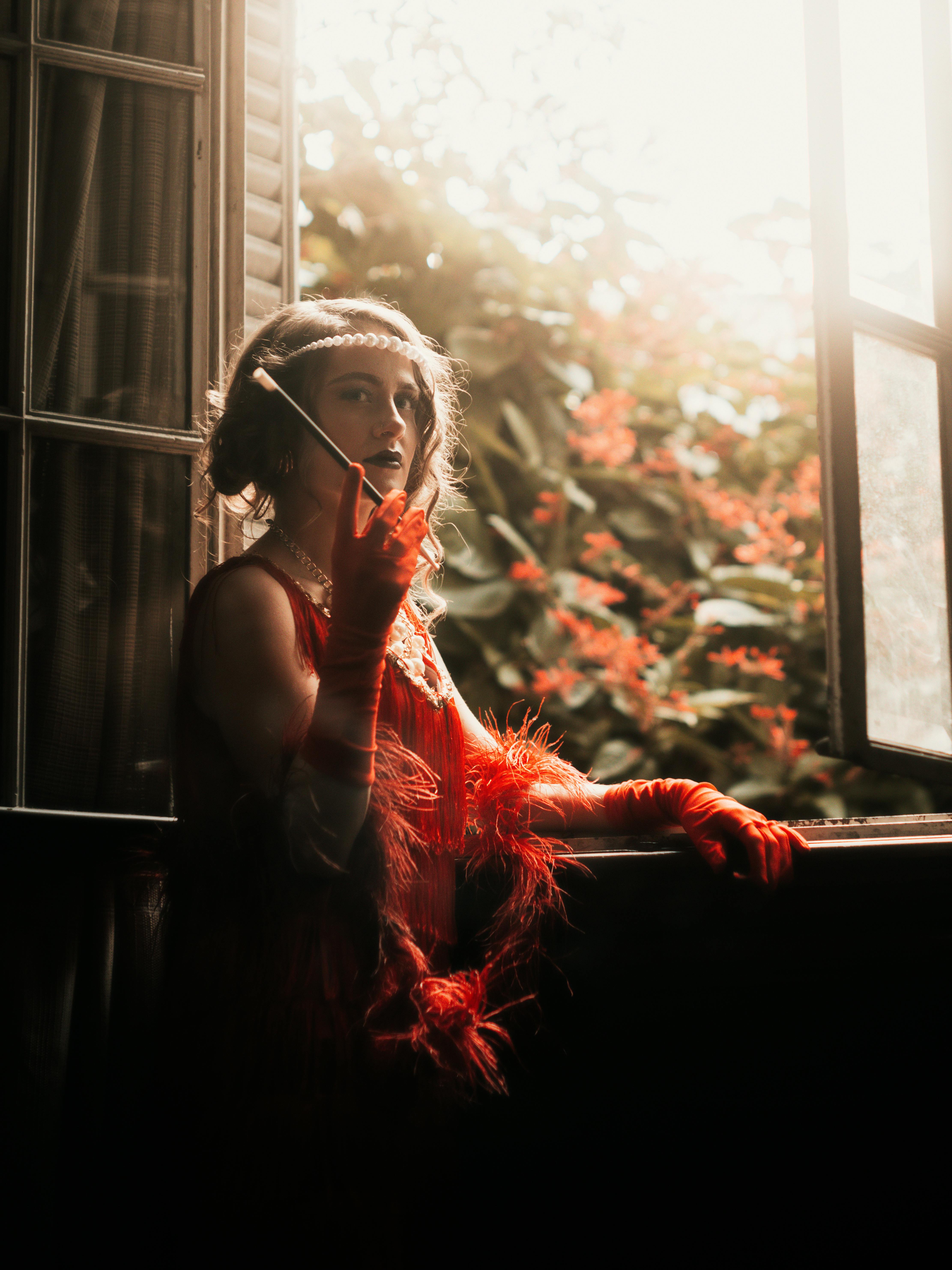 Woman in 1920s attire with cigarette holder in Buenos Aires backdrop.