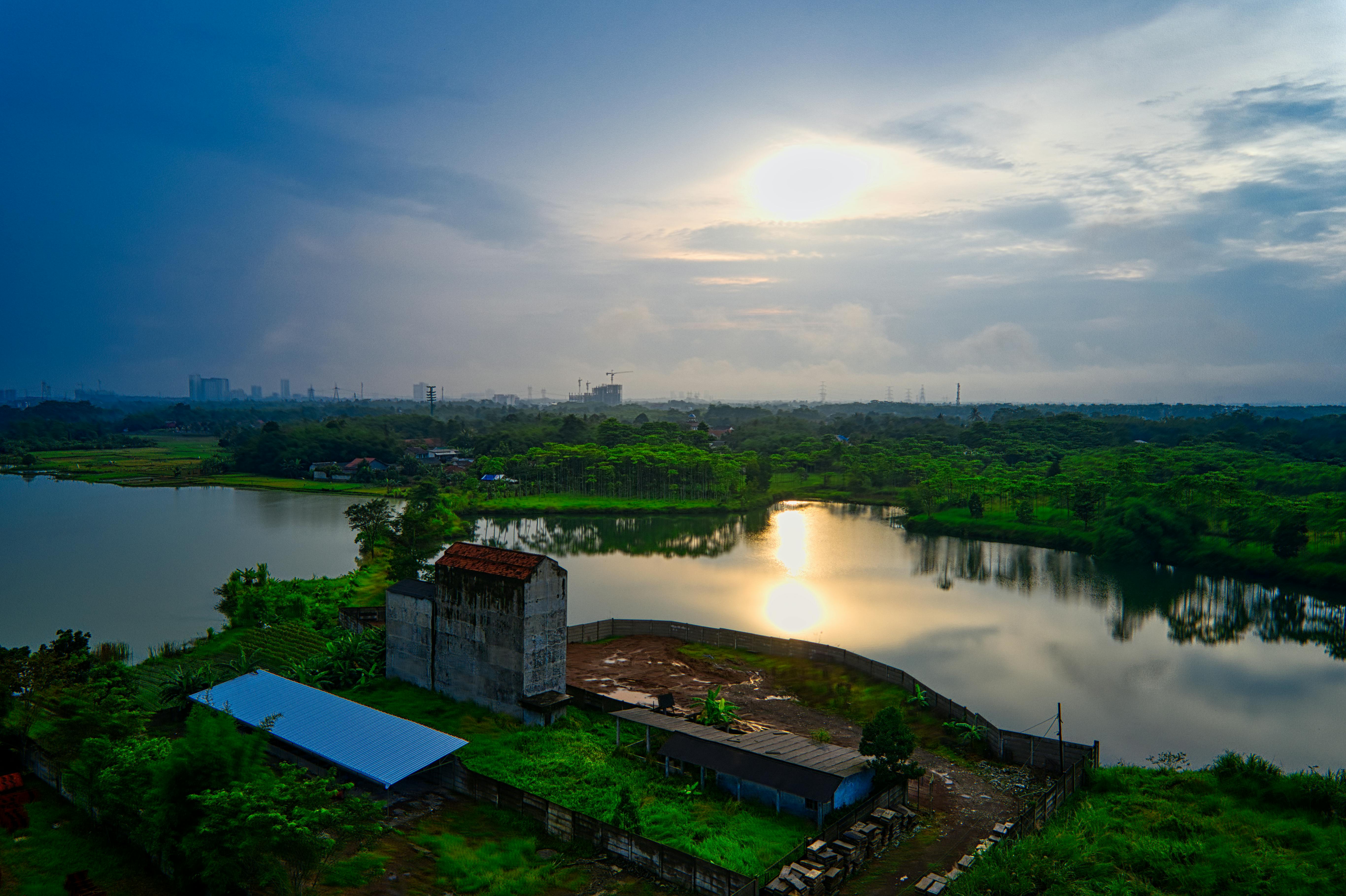 印度尼西亚万丹一条宁静的河流上，倒映着令人惊叹的日落