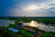 印度尼西亚万丹一条宁静的河流上，倒映着令人惊叹的日落