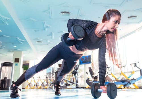 Gratis Wanita Yang Melakukan Latihan Di Dalam Gym Foto Stok