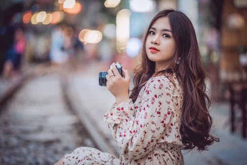 Mujer Sosteniendo La Cámara