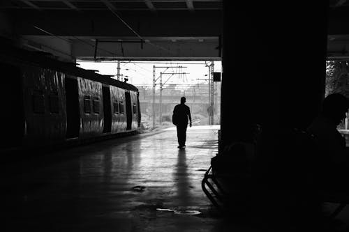 インドの鉄道, シルエット, プラットフォームの無料の写真素材